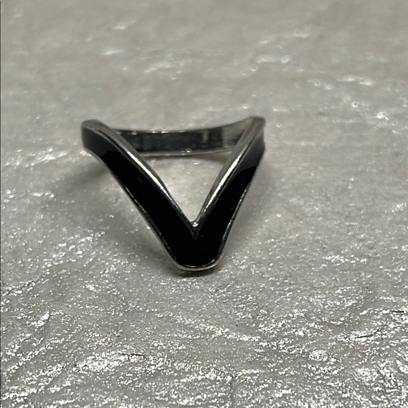 Silver tone and Black enamel V Geometric Ring - Picture 4 of 8